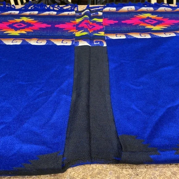 Wool Women’s Wrap or Cape Colorful Aztec Type Design Made in Ecuador One Size - Picture 10 of 16